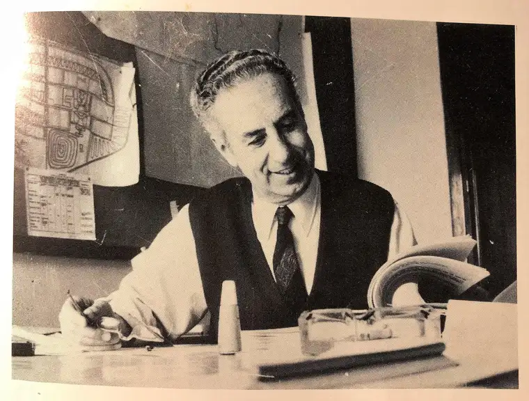 José Borobio en su tablero de dibujo